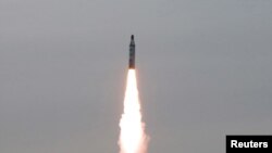 Один из предыдущих запусков северокорейской баллистической ракеты с подводной лодки. 