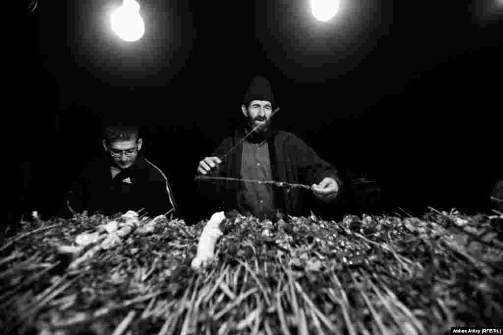 Onlar səkidə stol qoyur, manqal qurur və sakitcə müştəri gözləyirlər. Gecə saatları olduğuna görə müştəri səsləyə bilmirlər. Amma bu kababçıların da öz müştəriləri var.