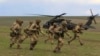 Soldați britanici coboară dintr-un elicopter militar american în timpul exercițiilor militare NATO Wind Spring 15, desfășurate în România (imagine de arhivă).