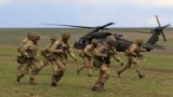 Soldați britanici coboară dintr-un elicopter militar american în timpul exercițiilor militare NATO Wind Spring 15, desfășurate în România (imagine de arhivă).