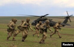 Militari NATO britanici si US la manevre in Smârdan, Romania, 21 aprilie, 2015