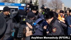 Задержания у монумента Независимости на алматинской площади Республики. Алматы, 1 марта 2020 года.