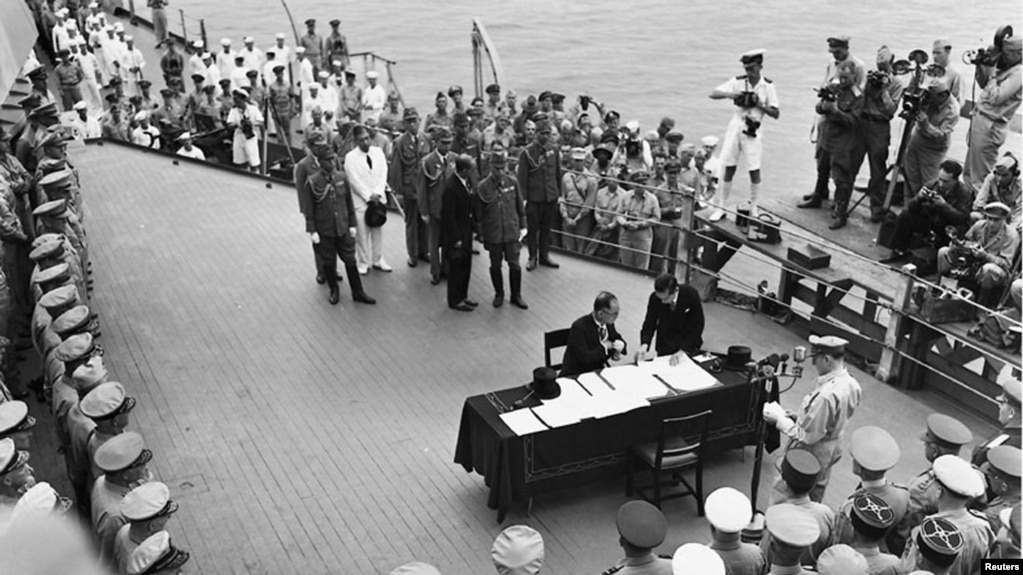 Церемония подписания капитуляции Японии на палубе американского линкора "Миссури" 2 сентября 1945 года