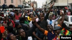 Protestatari anti-Mugabe înainte ca acesta să demisioneze, Harare, 18 noiembrie 2017
