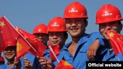 Китайские рабочие на строительстве подстанции "Кемин" в Чуйской области, 1 августа 2012