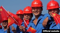 Қырғызстанның Шу облысында электр станциясы құрылысын салып жатқан қытай жұмысшыларлы. 1 тамыз 2012 жыл.