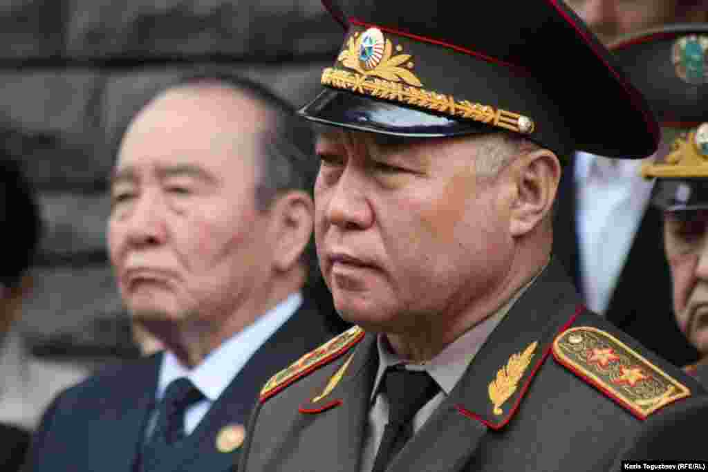 Справа на снимке: генерал-лейтенант Адиль Шаяхметов, бывший председатель КНБ, начальник академии КНБ Казахстана. Алматы, 5 апреля 2012 года.