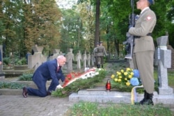 Міністр оборони Польщі Антоній Мацеревич кладе вінок на могилу генерала армії УНР Марка Безручка. Варшава, 15 серпня 2017 року