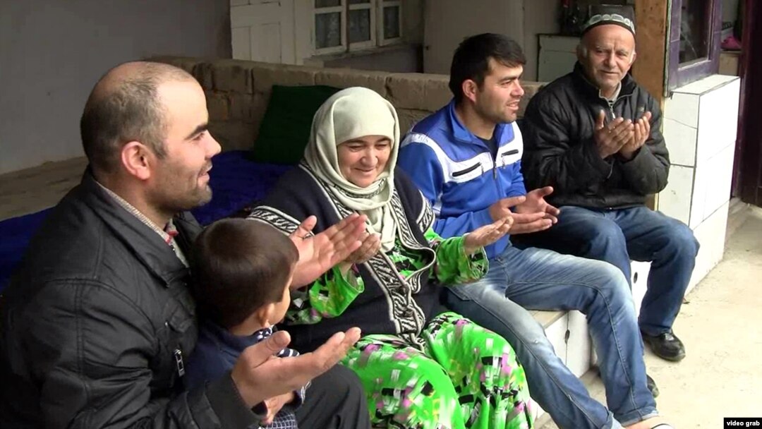 Әйелдер киімін киіп жүрген ерлердің порно видеолары