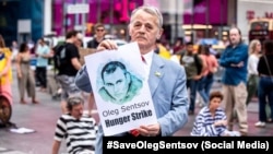 Мустафа Джемілєв на акції в підтримку Олега Сенцова. Нью-Йорк, 2 червня 2018 року