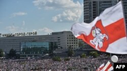 «Марші Свободи» у Білорусі: фото з мирних протестів у Мінську, Гомелі, Вітебську та Гродні (фоторепортаж)