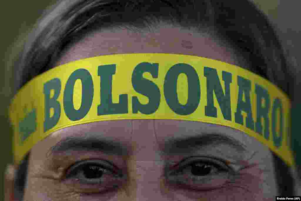 БРАЗИЛ - Новоизбраниот претседател на Бразил Жаир Болсонаро стапи на функцијата со полагање заклетва во Бразилија во присуство на претставници од многу земји. 63 годишниот Болсонаро, поранешен капетан, го мина патот од маргинален и исмејуван конгресмен до лидер од кој повеќето Бразилци очекуваат да ги сузбие корупцијата и насилството.