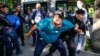 Задержания на акции протеста в Алматы в День единства народа Казахстана. 1 мая 2019 года. 