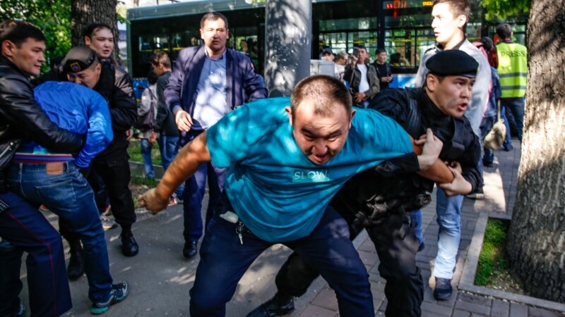 Задержания на акции протеста в Алматы в День единства народа Казахстана. 1 мая 2019 года. 