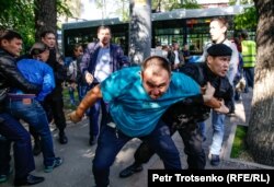 Задержания на акции протеста в Алматы в День единства народа Казахстана. 1 мая 2019 года.