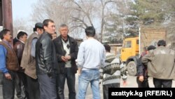 Нааразылыкка чыккан айдоочулар. Бишкек, 25-март, 2013.