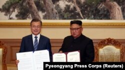 Түштүк Кореянын президенти Мун Чжэ Ин жана Түндүк Кореянын лидери Ким Чен Ын Пханмунжом декларациясы менен. 2018-жыл.