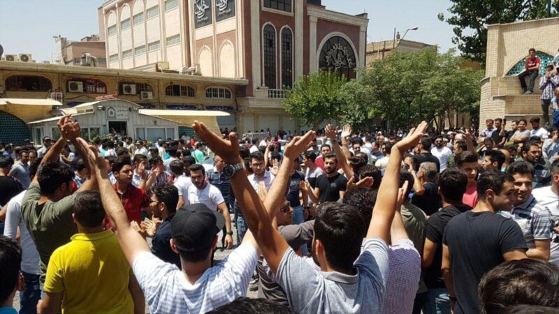Иран: Полиция нааразылыкка чыккандарга газ чачты 