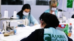 Работницы грузинского швейного предприятия в масках.