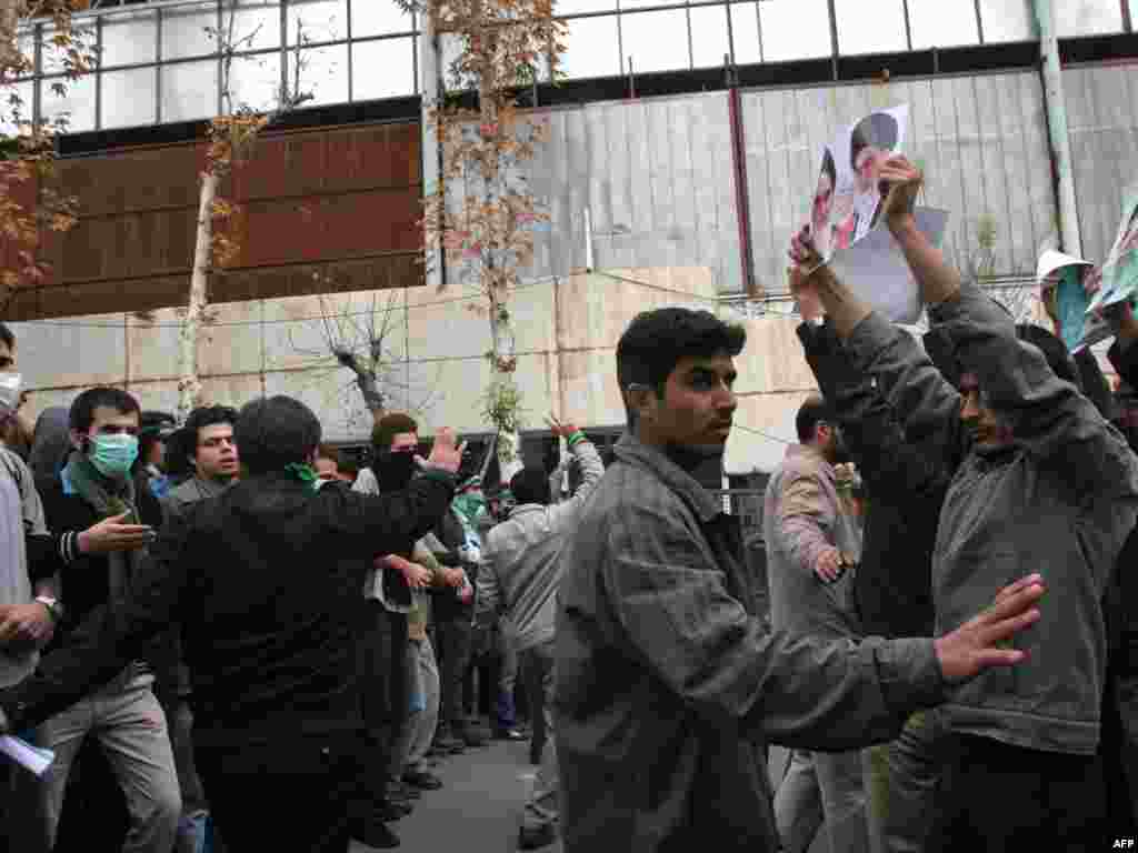 رویارویی حامیان جنبش سبز و دولت احمدی‌نژاد در ۱۶ آذر - گالری عکس و فیلم 