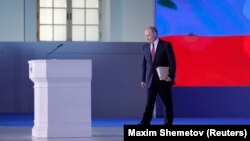 Рускиот претседател Владимир Путин се упатува накај говорницата за да го одржи неговото традиционално обраќање до нацијата 