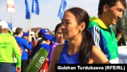 Гүлшанай Сатарова Бишкекте өткөн эл аралык марафондо марага биринчи келгенден кийин журналисттерге интервью берип жаткан учуру. 23-сентябрь, 2018-жыл. Бишкек.