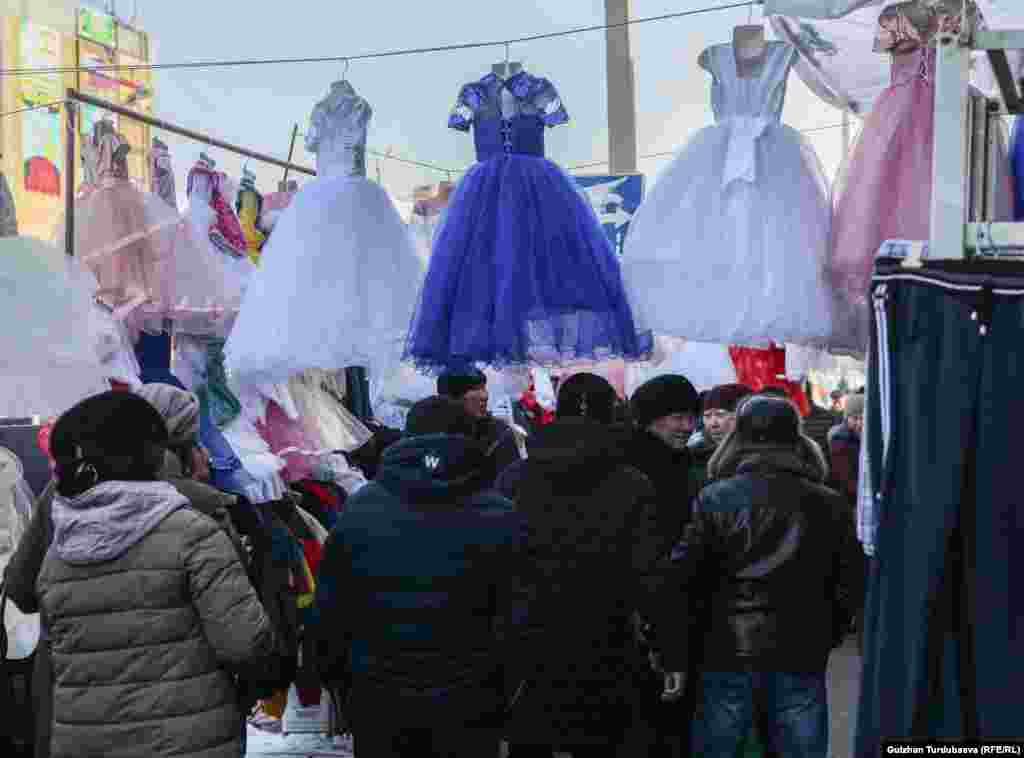 Бішкек базарында мектепке дейінгі жастағы қыз балаларға арналған жаңа жылдық киімдердің небір түрі кездеседі.