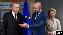 آرشیف، دیدار رئیس کمیسیون (راست) و رئیس شورای اروپا با رجب طیب اردوغان (چپ) ، رئیس جمهور ترکیه 