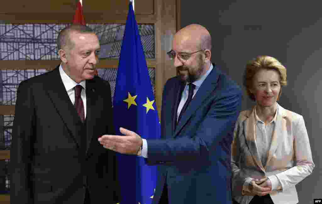 БЕЛГИЈА / ТУРЦИЈА - Лидерите на Европската унија ја повикаа Турција да ги почитува одредбите на договорот со кој мигрантите треба да се држат подалеку од европските граници.