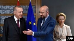 Претседателот на Европскиот советот Шарл Мишел и претседателката на Европската комисија Урсула фон дер Лајен го поздравуваат турскиот претседател Реџеп Таип Ердоган, архивска фотографија