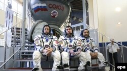 «Союз ТМА-18М» ғарыш кемесі экипажы: Айдын Айымбетов (оң жақта), Сергей Волков (ортада) және Андреас Могенсен. Мәскеу, 7 тамыз 2015 жыл.