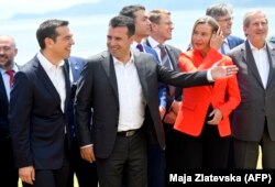 Grčki premijer Aleksis Cipras (2L), makedonski premijer Zoran Zaev (1L), visoka predstavnica EU Federica Mogherini i komesar za proširenje EU Johannes Hahn (D) na ceremoniji potpisivanja Prespanskog sporazuma, 17. juni 2018.