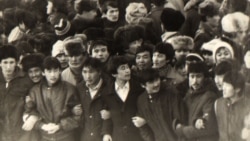 Участники демонстрации казахской молодежи на центральной площади в Алматы