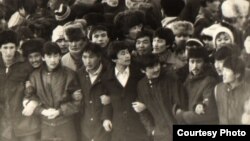 Брежнев атындағы алаңға жиналған жастар. Алматы, желтоқсан, 1986 жыл. (Мемлекеттік орталық мұрағаттан алынған фотокөшірме)