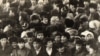 Участники демонстрации на центральной площади в Алматы. Декабрь 1986 года. 