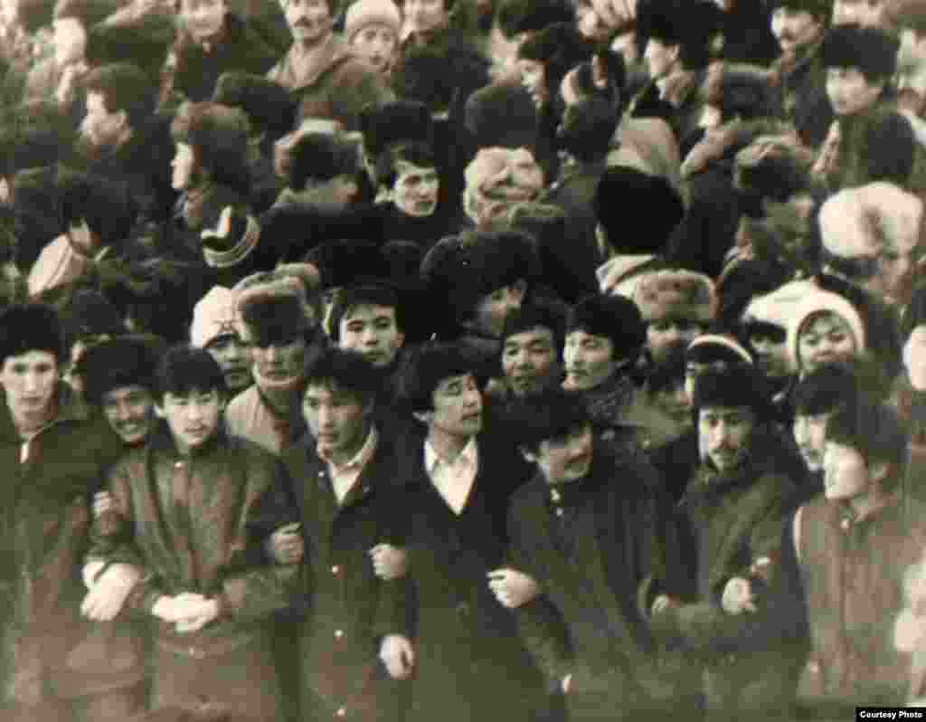 Декабрдагы улуттук каршылык акциясына катышкан казак жаштары - Участники демонстрации казахской молодежи на центральной площади в Алматы, в декабря 1986 года. Фотокопия из Центрального государственного архива Алматы.