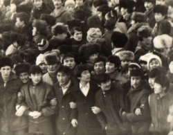 1986 жылы желтоқсанда Алматының орталық алаңына шыққан қазақ жастары. Орталық мемлекеттік архив фотосы.