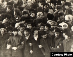 Участники демонстрации казахской молодежи на центральной площади в Алматы, в декабре 1986 года. Фотокопия из Центрального государственного архива Алматы