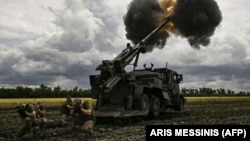 Ukrán katonák egy francia Caesar üteggel támadják az oroszok állásait a kelet-ukrajnai fronton 2022. június 15-én