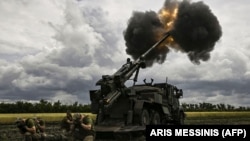 Українські військові роблять артилерійський постріл з французької 155-міліметрової гармати Caesar на Донбасі в середині червня 2022 року 