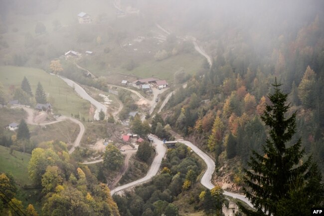 Pamje nga lartë e fshatit turistik Bogë, në Rugovë.