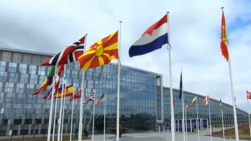 Македонското знаме кренато пред седиштето на НАТО, Северна Македонија 30-та членка