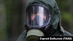 Человек в защитной одежде – при похоронах умершего от коронавируса. Москва, 15 мая 2020