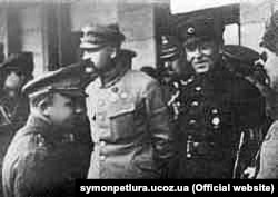 Симон Петлюра (праворуч) та Юзеф Пілсудський у Києві після взяття його спільними польсько-українськими силами у 1920 році