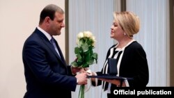 Տարոն Մարգարյանը Գայանե Սողոմոնյանին է հանձնում նախագահի կողմից շնորհված պետական բարձր պարգևը, հոկտեմբեր, 2016թ