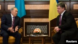 Қазақстан президенті Нұрсұлтан Назарбаев (сол жақта) Украина президенті Петр Порошенкомен кездесуде. Киев, 22 желтоқсан 2014 жыл.