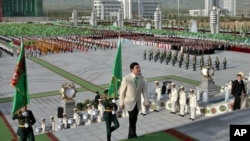 Президент Туркменистана Гурбангулы Бердымухамедов направляется в новый дворец во время церемонии открытия в Ашхабаде, 18 мая, 2011 года