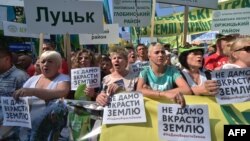 Учасники акції протесту із гаслами «Не дамо вкрасти землю» біля стін Верховної Ради України. Київ, 7 червня 2017 року