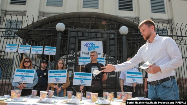 Акция у посольства России, посвященная жертвам насильственных исчезновений в Крыму