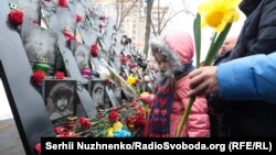 Молебень і покладання квітів біля оновленого меморіалу героям Небесної сотні у Києві, 18 лютого 2017 року